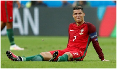 Bên lề sân cỏ: Ronaldo thú nhận đã qua đêm với 3 chân dài trước CK Euro 2016