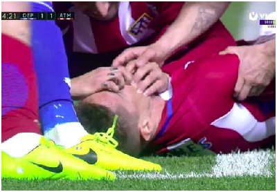 Torres bất tỉnh trên sân sau pha đánh đầu tranh bóng