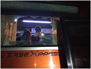 Xe bus chở đội tuyển Indonesia bị ném vỡ kính
