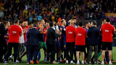 Real Madrid từ chối xếp hàng chào đón, Barca đưa nhân viên xếp hàng vinh danh