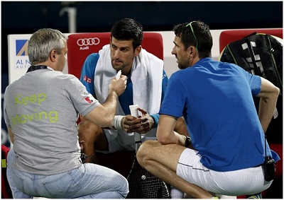 Gặp chấn thương mắt khi đang thi đấu Djokovic bỏ cuộc tại tứ kết Dubai