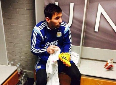Bức ảnh Messi tự tay lau giày được treo trang trọng ở học viện Man Utd