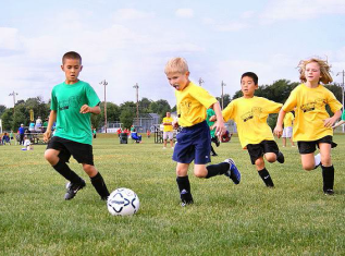 Tỷ lệ thanh thiếu niên chơi thể thao bị chấn thương tăng: Nguyên nhân và giải pháp