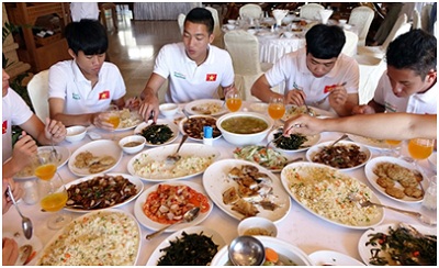 Lý giải nguyên nhân HLV Park cấm U23 Việt Nam vừa ăn vừa dùng điện thoại