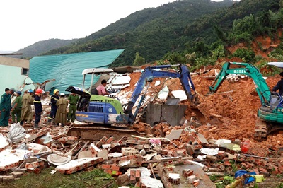 Sạt lở vùi 10 căn nhà ở Nha Trang, ít nhất 2 người chết