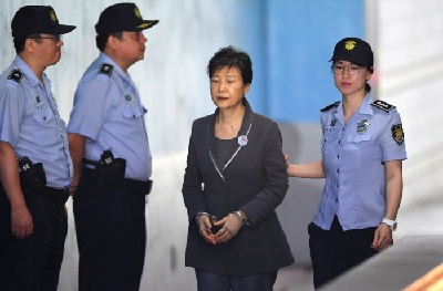 Tổng thống bị phế truất bà Park Geun Hye bị tuyên thêm 8 năm tù