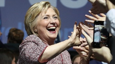 Bà Hillary Clinton kiếm hơn 10 triệu USD năm 2015