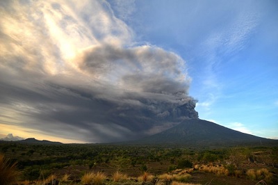 Ít nhất 445 chuyến bay bị hủy do núi lửa Agung phun trào ở Bali