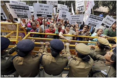 Ấn Độ chấn động vì bé gái 15 tuổi bị hiếp rồi treo cổ