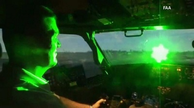 Cần có chế tài xử phạt hành vi chiếu đèn laser khi máy bay cất hạ cánh