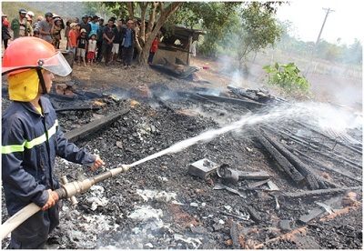 Đắk Lắk: Liều mình lao vào căn nhà gỗ đang cháy cứu 4 cháu nhỏ