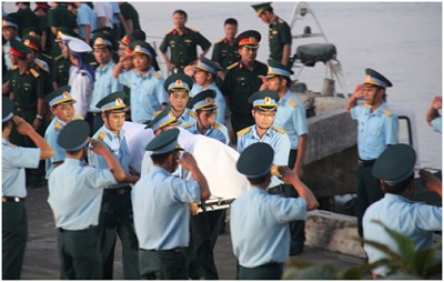 Đất liền đón thi thể phi công Trần Quang Khải