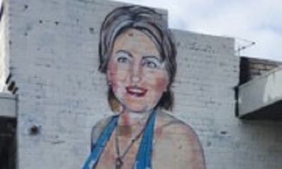Họa sĩ gây tranh cãi vì vẽ Hillary Clinton mặc bikini