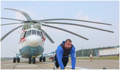 Lực sĩ người Belarus lập kỷ lục kéo trực thăng 28 tấn đi xa 20m
