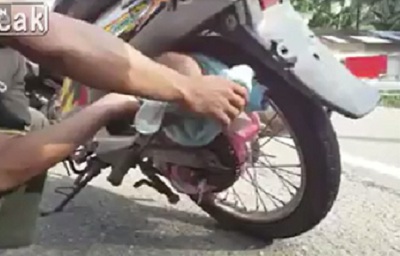 Mẹ sơ sểnh con 2 tháng tuổi bị cuốn trọn vào bánh sau xe máy