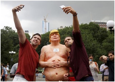 Người Mỹ thi nhau chụp ảnh bên tượng Donald Trump khỏa thân