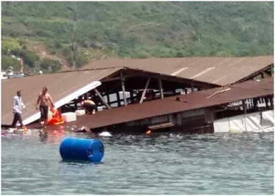 Nhà nổi ở Ninh Thuận sập do quá tải, hàng trăm du khách rơi xuống biển