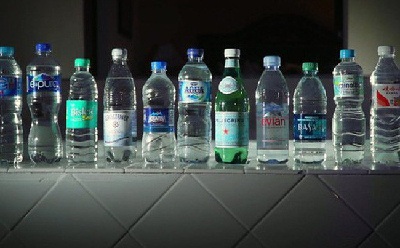 Mỹ phát hiện nước đóng chai của nhiều hãng nổi tiếng thế giới bị nhiễm bẩn hạt nhựa