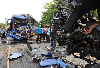 Quảng Ngãi: Ôtô khách đâm trực diện xe tải khiến 1 người chết, 9 người bị thương