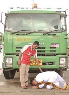 Tân cử nhân quỳ gối trước xe rác để cảm tạ tấm lòng của người cha