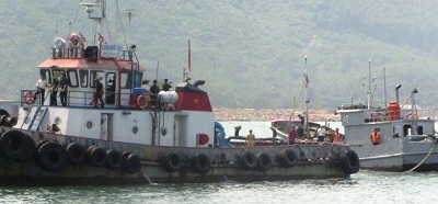Cứu hộ tàu cá Trung Quốc bị mắc cạn ở vùng biển Chân Mây - Lăng Cô