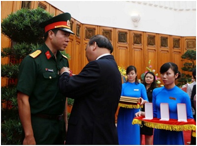 Tôn vinh và trao tặng gần 5 tỷ đồng cho xạ thủ Hoàng Xuân Vinh
