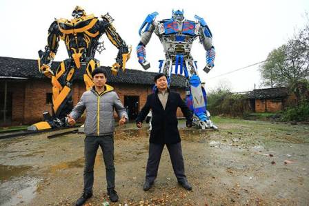 2 cha con nông dân Trung Quốc làm transformer bán kiếm tiền