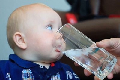 Giải đáp thắc mắc vì sao không được cho trẻ sơ sinh uống nước