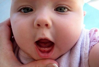 Vì sao có trẻ sơ sinh lọt lòng miệng đã có răng