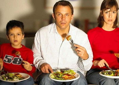 Điều gì xảy ra với hệ tiêu hóa khi vừa ăn cơm vừa xem tivi