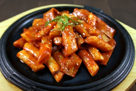 Tê tê đầu lưỡi với món bánh gạo cay Hàn Quốc