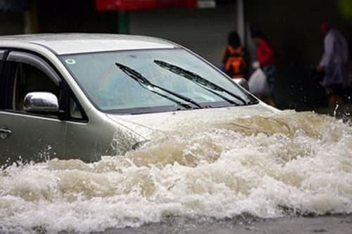 Phương pháp giúp xe không bị thủy kích khi qua đoạn đường ngập nước sâu