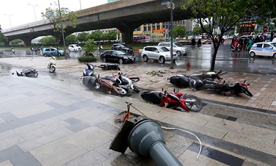 Điều khiển xe máy an toàn trong bão cho người Việt
