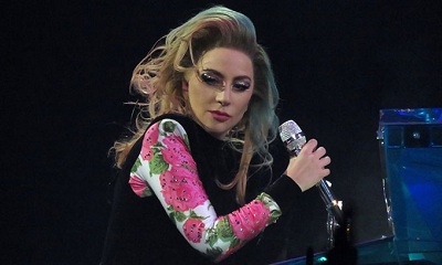 Lady Gaga phải hủy 10 show diễn do đau cơ nặng