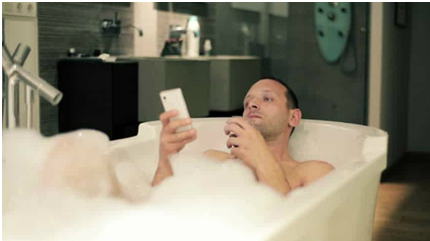 Nguy hại: Thói quen dùng điện thoại khi tắm