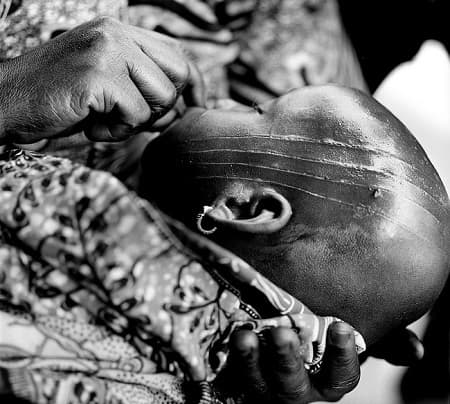 Tục lệ 'khắc dấu' trên đầu trẻ em ở nhóm dân tộc Houeda khiến ai chứng khiến cũng rùng mình