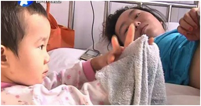 Thương cảnh cô bé 3 tuổi một mình chăm sóc mẹ ở bệnh viện