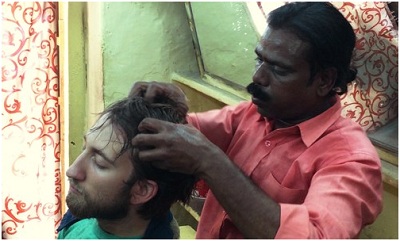 Lạ lùng kiểu gội đầu kết hợp massage có một không hai tại Ấn Độ
