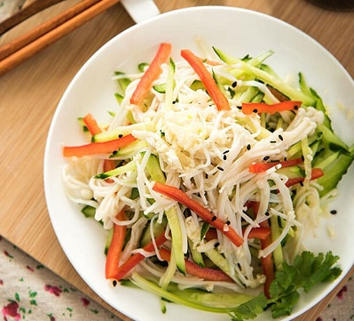 Salad nấm món ngon được chị em lựa chọn vào menu giảm cân