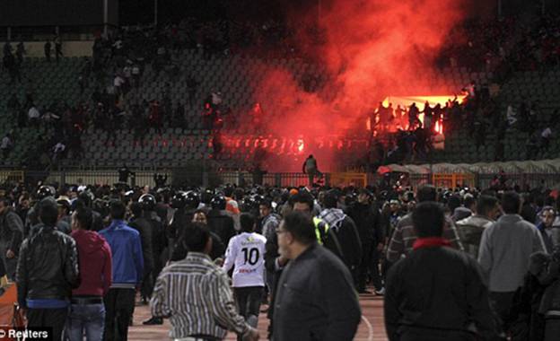 Bạo lực bùng phát tại sân bóng đá Ai Cập: 22 người chết
