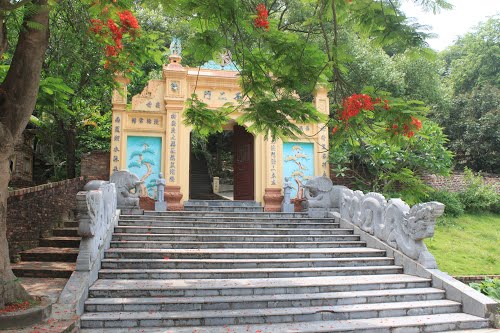 Các ban thờ tự chính của chùa Tiêu và tiểu sử Thiền sư Vạn Hạnh