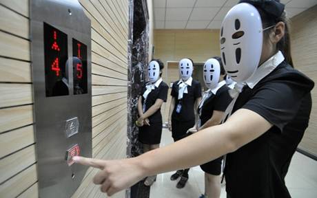Trung Quốc cho nhân viên đeo mặt nạ giảm căng thẳng