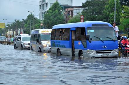 Hà Nội, TPHCM thi nhau ngập sau cơn mưa lớn