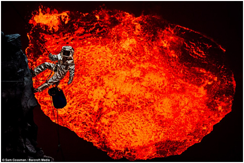 Nhà thám hiểm dũng cảm tiếp cận siêu gần với miệng núi lửa 150 độ C