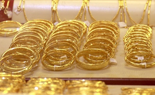 Vàng trong nước giảm sâu người dân bán cắt lỗ và đem cầm vàng