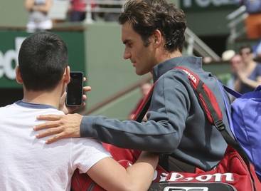 Roger Federer và Stan Wawrinka 'gặp nạn' tại giải Pháp mở rộng