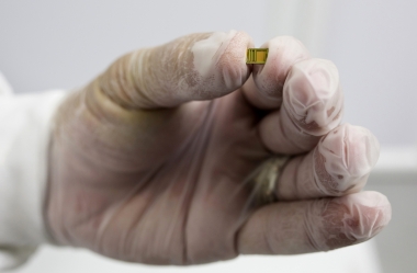 Cuốn Kinh thánh nhỏ nhất thế giới bằng công nghệ nano