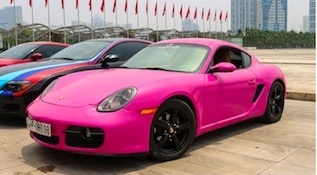 Porsche Cayman hồng phấn tiền tỷ giữa ‘lòng’ Hà Nội