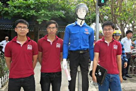 Độc đáo robot dắt người qua đường ở Đà Nẵng