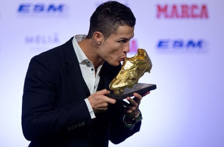 Cảm xúc của Ronaldo khi nhận giải thưởng “Chiếc giày vàng châu Âu”